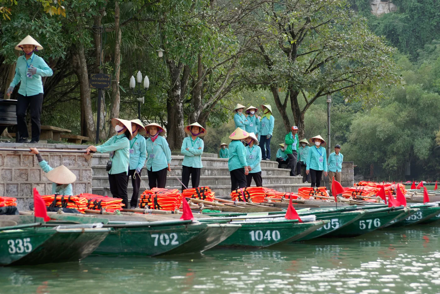 Thuyền chở khách trên tuyến tham quan ở Tràng An