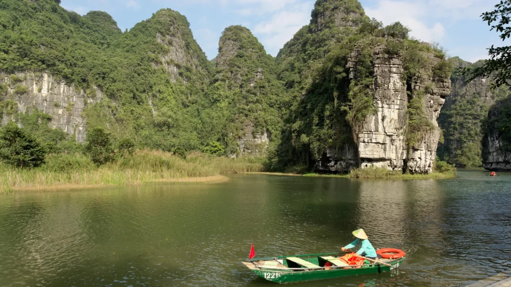 Nên đi Tràng An vào mùa nào trong năm để tránh nắng gắt hoặc mưa nhiều