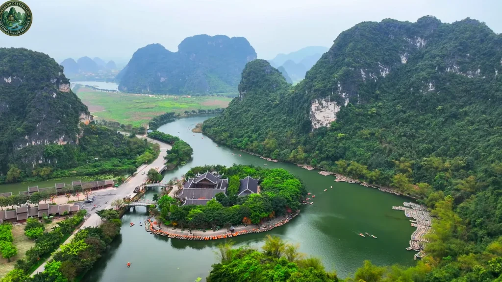 Tràng An hay Tam Cốc: nên chọn nơi nào nếu bạn chỉ có một ngày ở Ninh Bình?